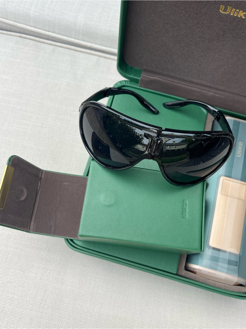 Ulike Air + IPL Hair Removal Kit in Green Travel Case - Picture 5 of 7
